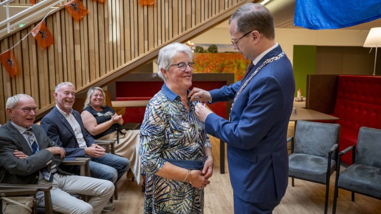 Koninklijke onderscheiding mevrouw Oude Breuil - Luttikholt