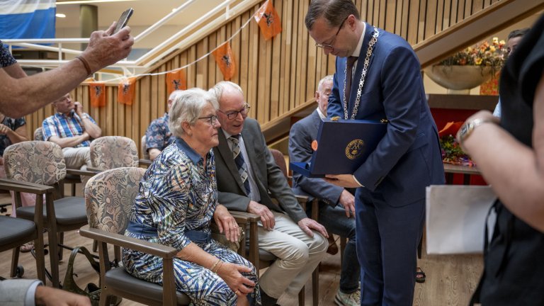 Koninklijke onderscheiding mevrouw Oude Breuil - Luttikholt