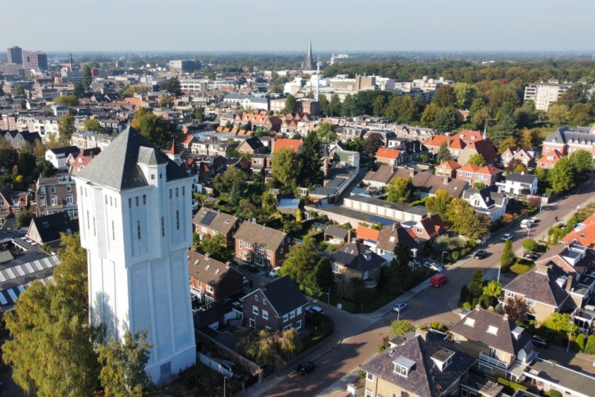 Een foto van de binnenstad van Almelo in vogelperspectief, gemaakt door een drone.