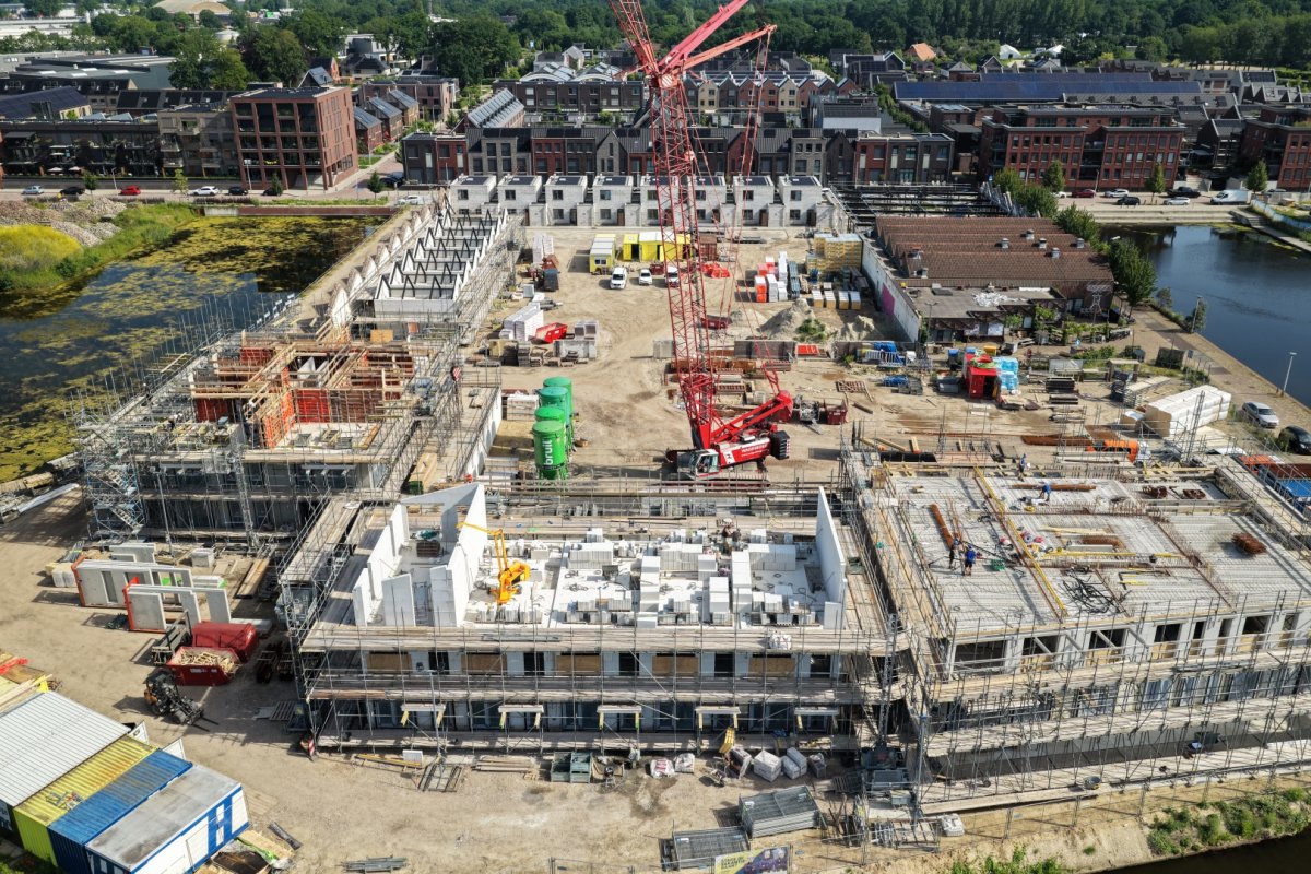 Dronefoto van woonwijk in aanbouw