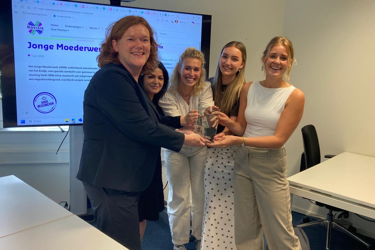 Wethouder Wessels feliciteert Jonge Moederwerk met landelijke erkenning
